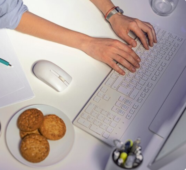 Learning together: how others can fuel (or hinder) our curiosity